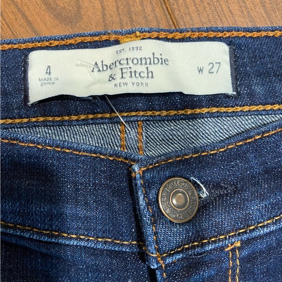 NWOT Abercrombie and Fitch sz 4 jean shorts w 2” inseam, roll hem. Distressed - Picture 9 of 9